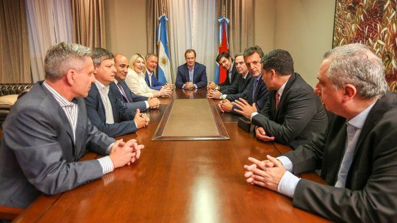 La oposición tuvo su cumbre en busca de soluciones para el país