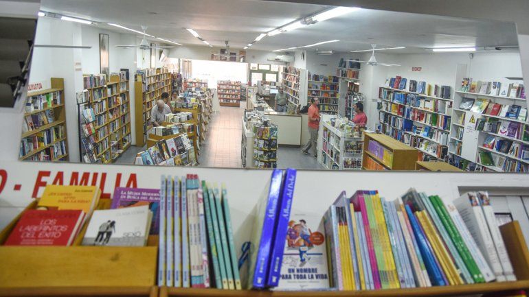 Los libreros coinciden en que muchos de sus clientes piden algún libro para no pensar. La lectura