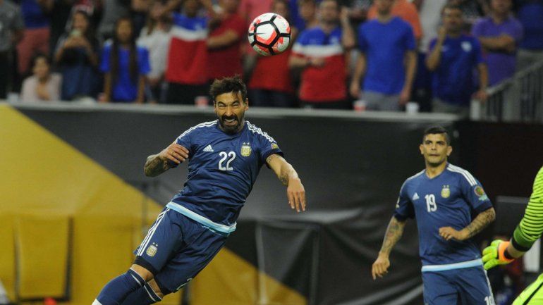 Lavezzi en vuelo triunfal tras la gran asistencia de Messi para abrir el marcador.