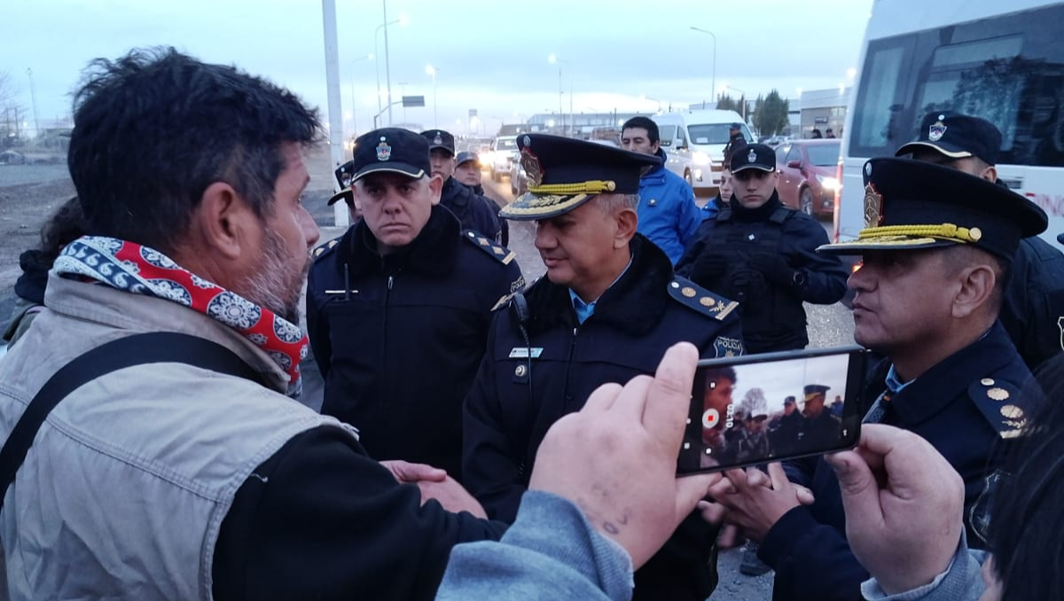 Ceramistas se encontrarpn con un gran despliegue policial al llegar a realizar una volanteada en Ruta 7.