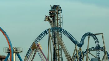 Ocho personas quedaron atrapadas durante horas en una montaña rusa a 30 metros de altura en Texas Ocho personas quedaron atrapadas durante horas en una montaña rusa a 30 metros de altura en Texas