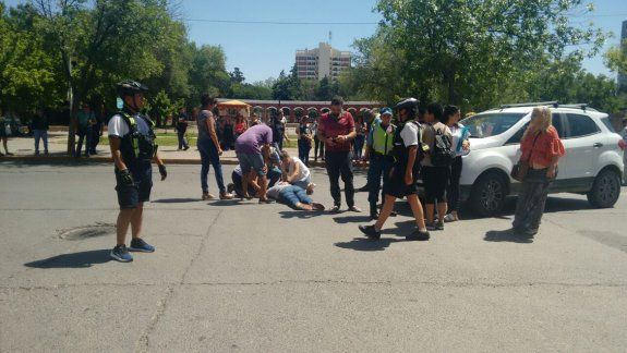 Intentaba cruzar la calle y fue atropellada en el Bajo