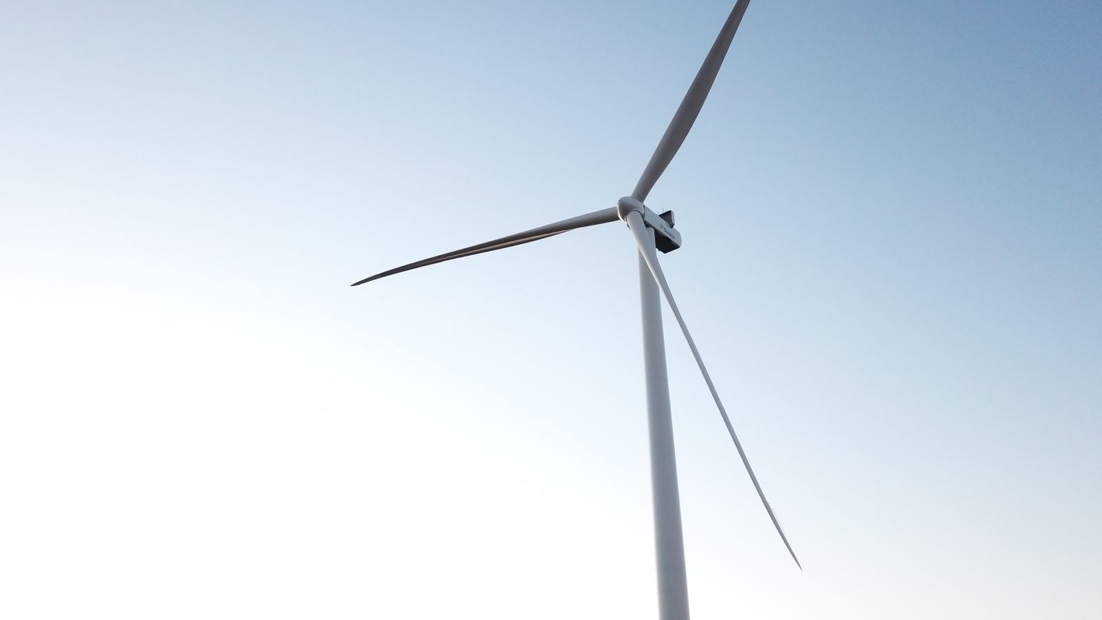 El Parque Eólico de la Buena Ventura ya tiene su primer aerogenerador