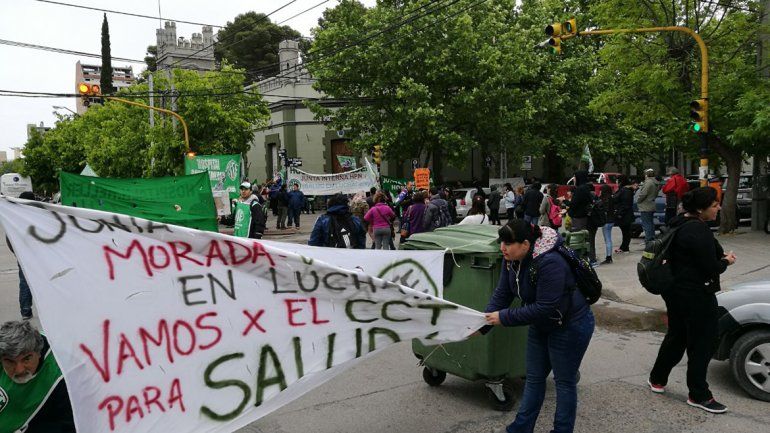 Por falta de respuesta, trabajadores de Salud cercan la Casa de Gobierno