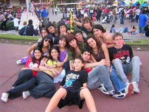 Alan y sus amigos en una marcha a favor de Callejeros, condenados por la tragedia de Cromañón.