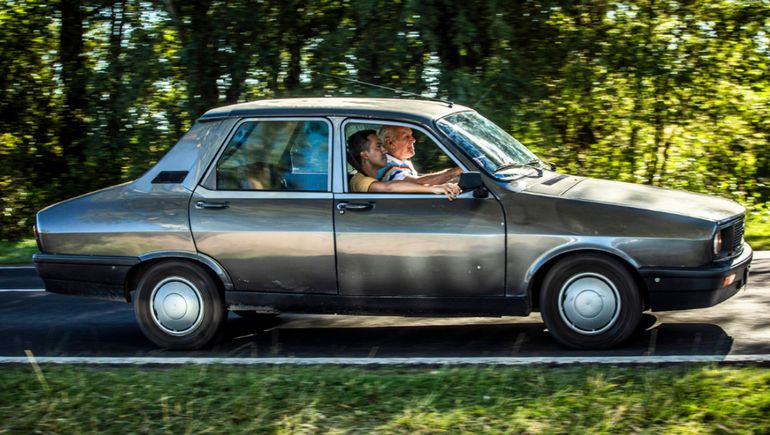 Alberto López y Gonzalo Gorocito, de paseo con el Renault 12. Foto: gentileza Gonzalo Gorocito.