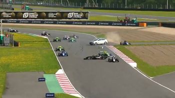 un auto de seguridad se cruzo en la pista y provoco un choque impactante en la formula 4 de rusia un auto de seguridad se cruzo en la pista y provoco un choque impactante en la formula 4 de rusia