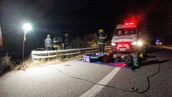 Chocó su auto y luego se cayó por un barranco