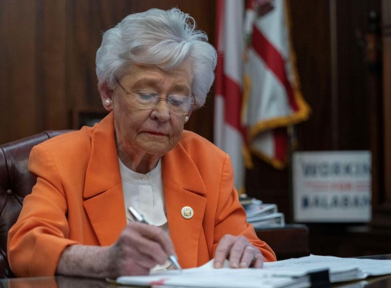 La gobernadora de Alabama, Kay Ivey, anunció la conmutación de la pena de Burton y explicó los motivos de su decisión. La gobernadora de Alabama, Kay Ivey, anunció la conmutación de la pena de Burton y explicó los motivos de su decisión.