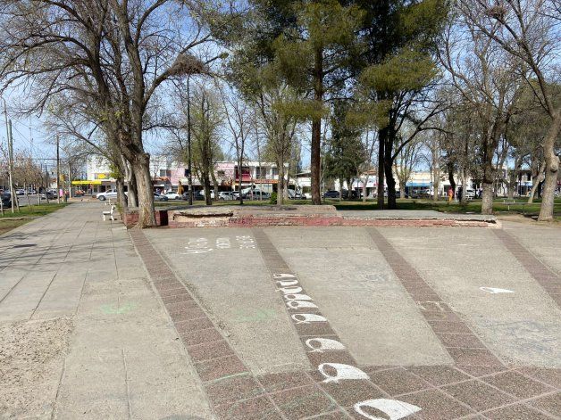 Así luce actualmente la Plaza San Martín de Plottier, frente al Municipio.