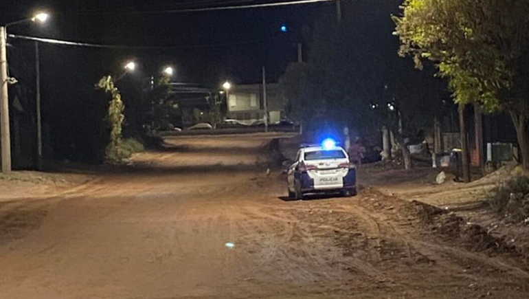 Tensión en Añelo: lo filmaron abusando de dos niñas y vecinos quisieron incendiar su casa
