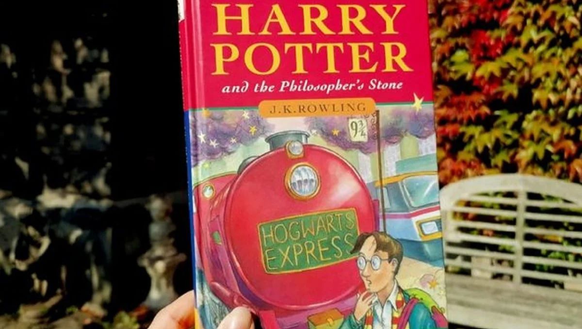 La versión original de Harry Potter, a diferencia del error ortográfico que generó el insólito pago de miles de dólares.