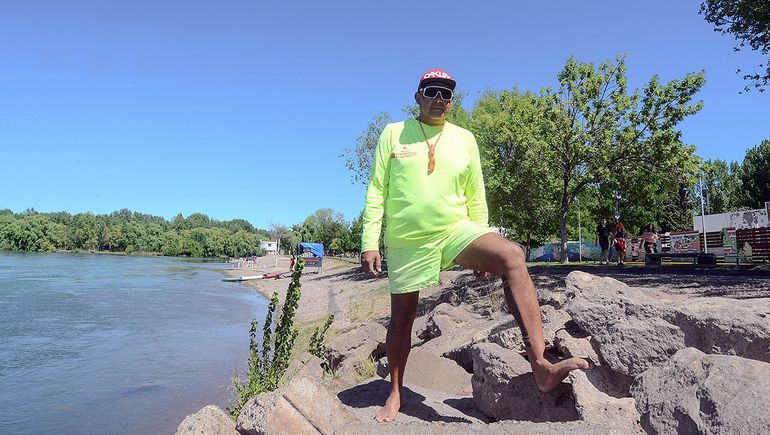 El hombre anfibio que desde hace 36 años custodia las costas el Limay