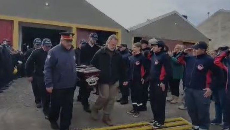 Sirenas, aplausos, lágrimas: así fue el último adiós al bombero Sarrate