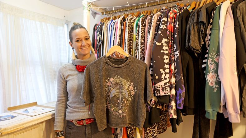 Celina, junto a su colección. | LM Neuquen Celina, junto a su colección.