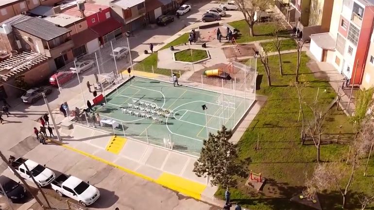 El barrio que no descansa: partidos de fútbol y música al palo en plena madrugada