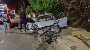 tremendo choque contra un poste en el nodo vial de avenida alfonsin: una mujer fue hospitalizada tremendo choque contra un poste en el nodo vial de avenida alfonsin: una mujer fue hospitalizada