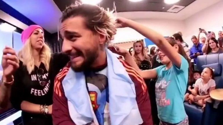 Maluma dejó que un grupo de niños le corten las mechas