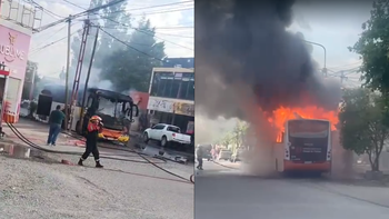 un grave incendio destruyo un colectivo en plottier: 15 pasajeros fueron evacuados un grave incendio destruyo un colectivo en plottier: 15 pasajeros fueron evacuados