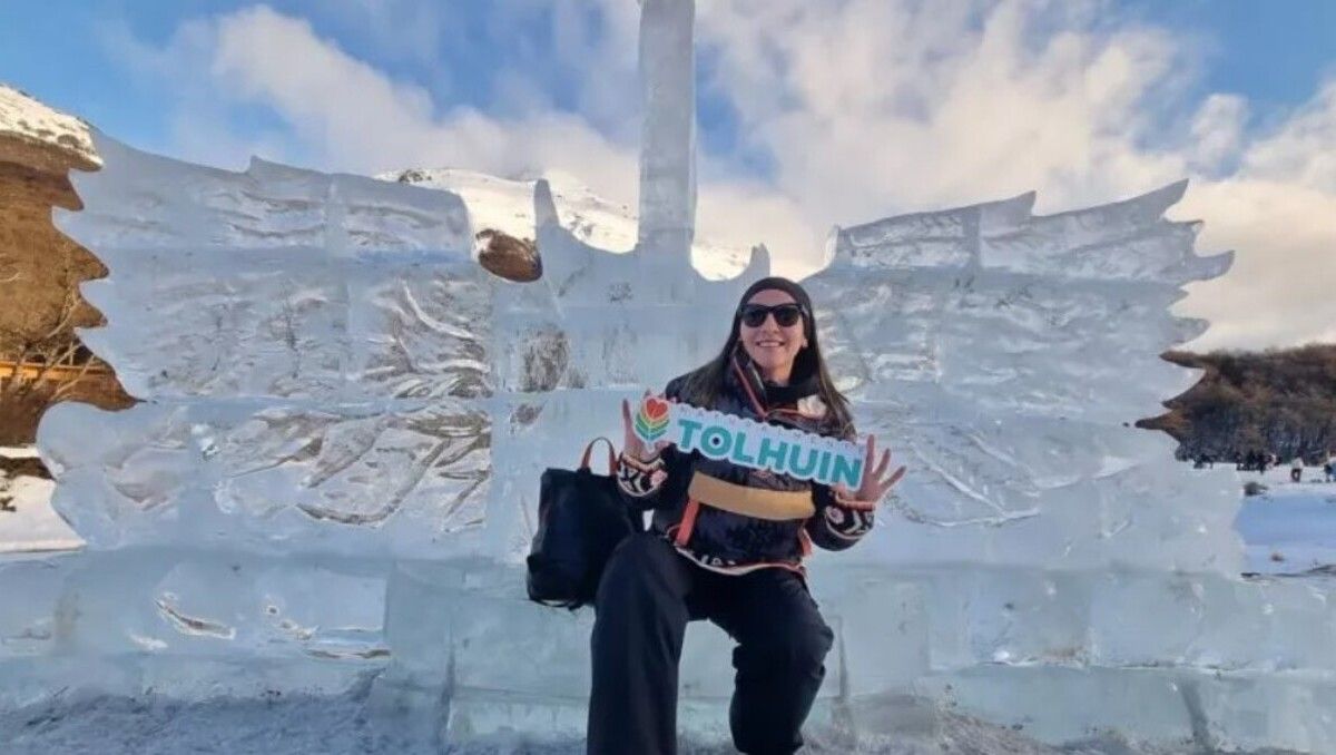 La mítica guitarra de Gustavo Cerati, en el ingreso a la muestra de esculturas de hielo de 2024 en Tolhuin, Tierra del Fuego.&nbsp;