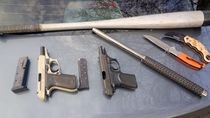 Detuvieron a un sindicalista en un control: llevaba dos pistolas, cuchillos y un bate en el auto.
