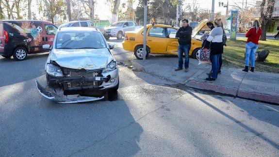 Alguien pasó en rojo y se produjo un fuerte choque en el Bajo
