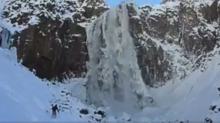 Por el frío, se congeló una cascada en Manzano Amargo