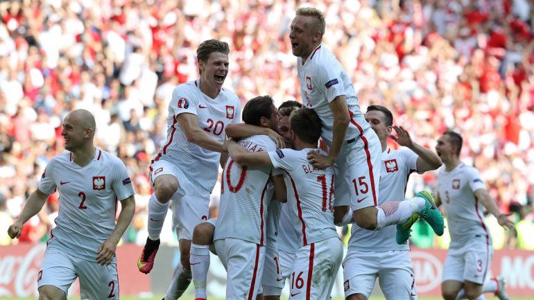 Polonia accedió a cuartos de final tras vencer 5-4 a Suiza en los penales.