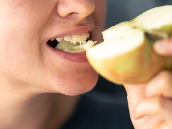 La fibra de la manzana elimina hasta 70% de placa al masticar. La fibra de la manzana elimina hasta 70% de placa al masticar.