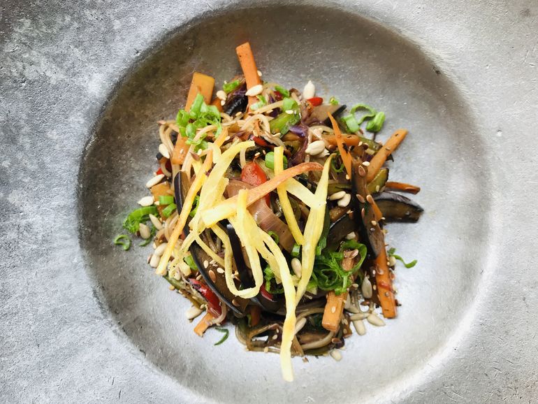 Pad Thai (salteado de vegetales con fideos de arroz y leche de coco), uno de los principales de Cuchí.