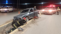 una mujer alcoholizada perdio el control de su auto y quedo colgada sobre un canal en centenario