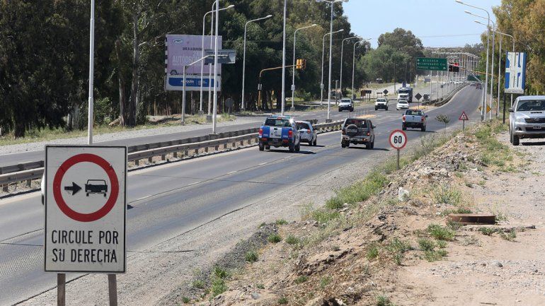 Los carteles en la Ruta 7 invitan a ir por la derecha