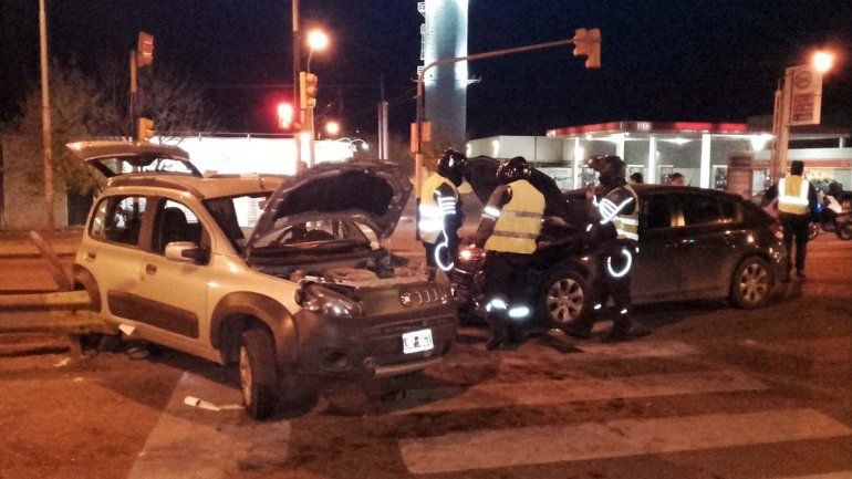 Violento choque entre dos autos en la Ruta Nacional 22: bomberos rescataron a una conductora atrapada