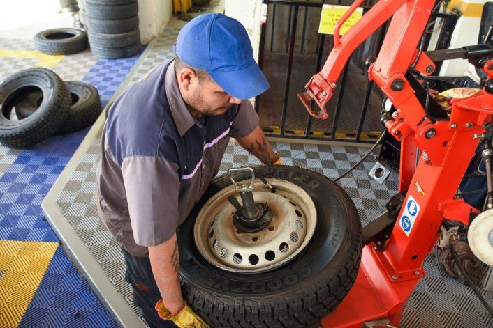 Cambiar los neumáticos es muy caro y casi no hay stock en Neuquén