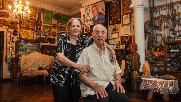 María y Mario, en museo que tienen en el living de su casa.