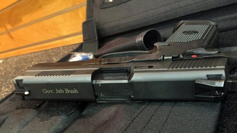 El precandidato presidencial republicano publicó una foto de su pistola.