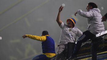 Tres hinchas de Boca en pleno festejo. Otro simpatizante, lamentablemente falleció. Tres hinchas de Boca en pleno festejo. Otro simpatizante, lamentablemente falleció.