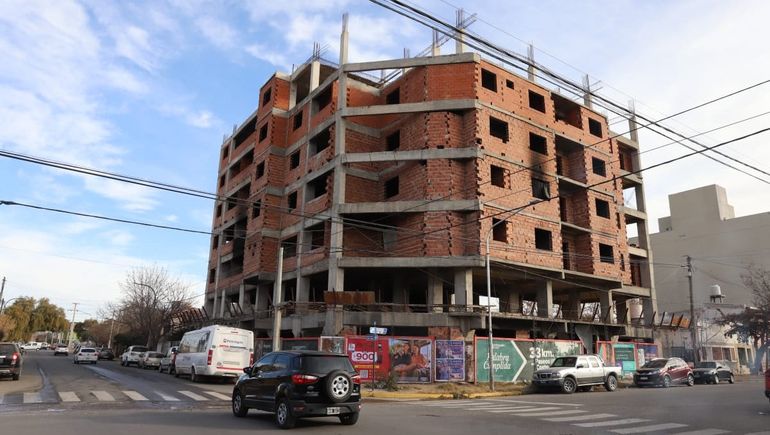 Vecinos del centro oeste denuncian abandono y amenazas en una obra ocupada: Nadie se hace cargo
