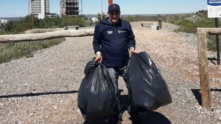 El solitario que limpia la zona norte de la ciudad