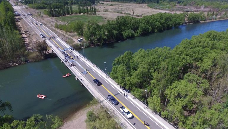 Una vista aérea del tercer puente entre Neuquén y Cipolletti.