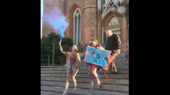 un cura le pego una patada a una egresada en la escalinata de la catedral