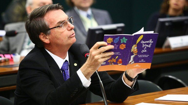 Bolsonaro ahora se mete con los libros