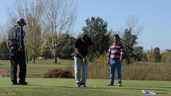 El golf fue solidario con una ONG que ayuda a los chicos