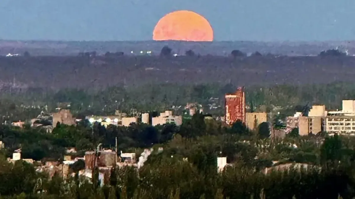 La luna llena se pudo ver completa este miércoles.