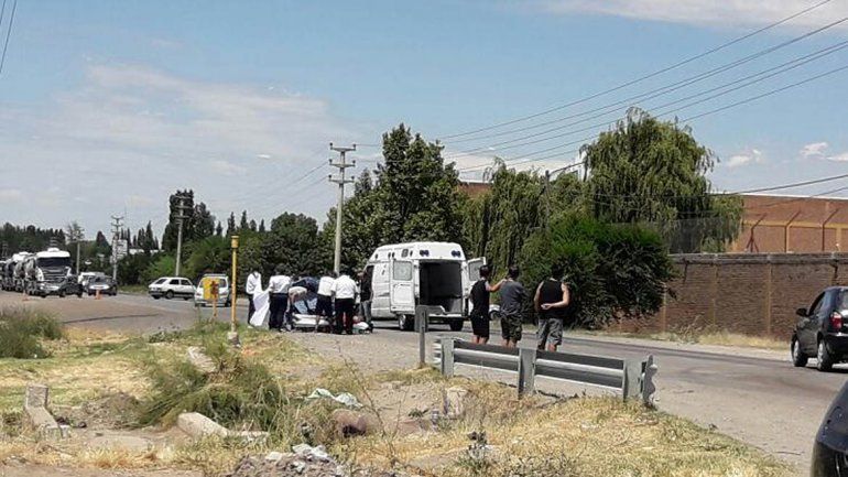 Un motociclista quiso pasar a un auto en la Ruta 151, chocó de frente y murió