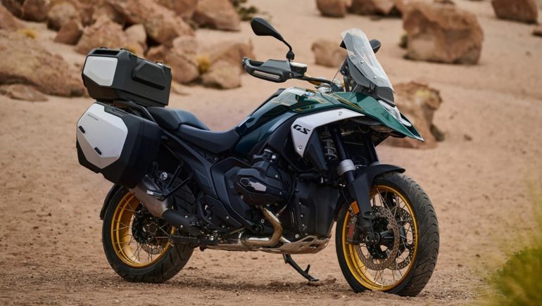 La BMW RS 1300, una moto enduro todo terreno para viajar, heredera de un modelo que revolucionó el motociclismo en los 80 y muy codiciada en el mercado. La BMW RS 1300, una moto enduro todo terreno para viajar, heredera de un modelo que revolucionó el motociclismo en los 80 y muy codiciada en el mercado.