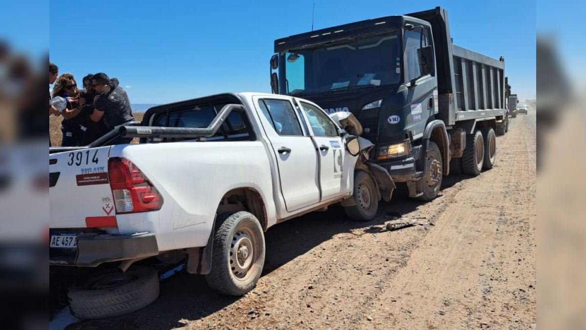 Choque frontal entre una camioneta y un camión de la misma empresa en ...