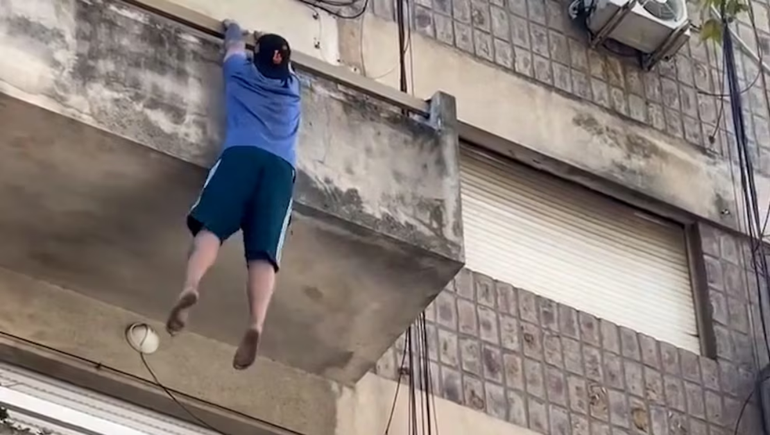 El hombre perdió el equilibrio mientras intentaba ingresar al balcón de su departamento.
