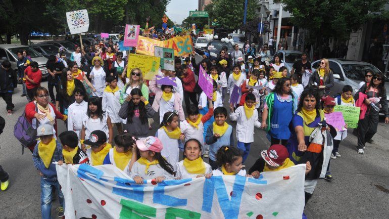 Movilización colorida. Los pequeños le pusieron color a la jornada. Estuvieron acompañados por los más grandes.