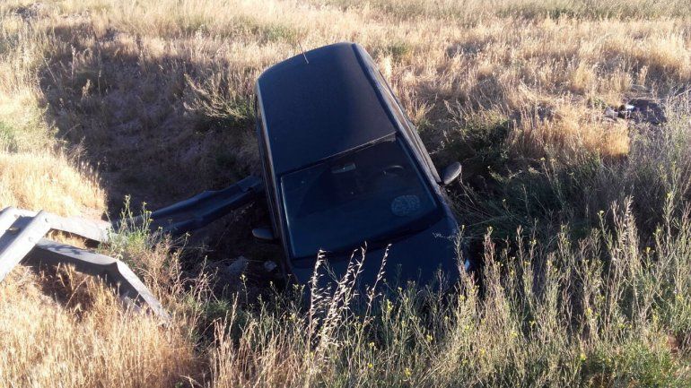 Iba camino al trabajo, se le fue el auto en una curva y terminó en un zanjón